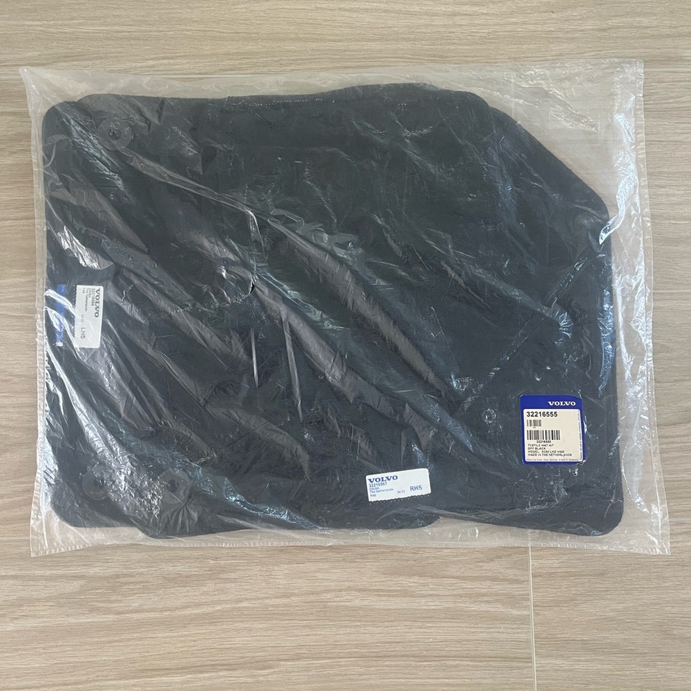 2024 Volvo XC60 textile floor mats in off black - 32216567